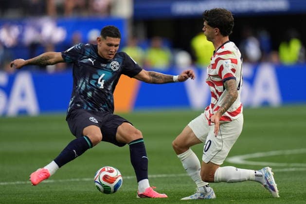 FIFA World Cup, WM, Weltmeisterschaft, Fussball 2026 - Group D - USA vs Paraguay Juan Jose Caceres of Paraguay (L) in action against Christian Pulisic of USA (R) during the FIFA World Cup 2026 group stage match USA against Paraguay, in Los Angeles, California, USA, 12 June 2026. LOS ANGELES United States  Copyright: xSCOTTxSTRAZZANTEx