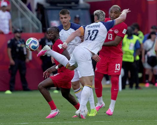 12 06 2026, Toronto Stadium, Toronto, CAN, World Cup FIFA 2026, preliminary round, Canada vs Bosnia and Herzegovina, in the picture Ermedin Demirovic Bosnia , Ismael Kone Canada Photo by Hasan Bratic DeFodi Images