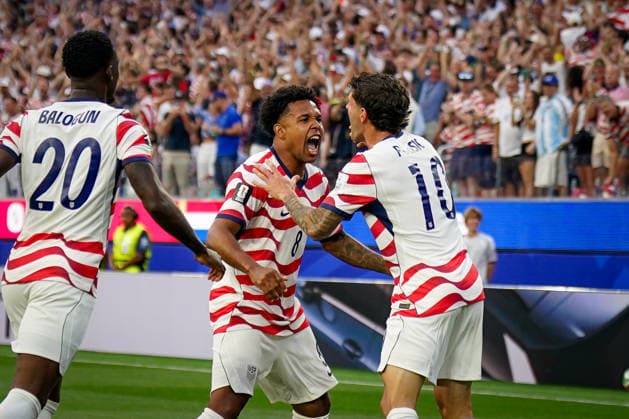 USA Soccer FIFA World Cup 2026 Group D USA vs Paraguay SoFi Stadium Los Angeles, California Goal and goal celebration for 1-0 through Damian Bobadillas own goal Damian Bobadilla Paraguay, 16 Joy, emotion, celebration Weston McKennie USA, 8 Christian Pulisic USA, 10 Folarin Balogun USA, 20 Copyright: xJOERANxSTEINSIEKx