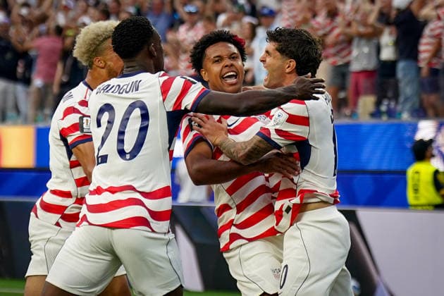 USA Soccer FIFA World Cup 2026 Group D USA vs Paraguay SoFi Stadium Los Angeles, California Goal and goal celebration for 1-0 through Damian Bobadillas own goal Damian Bobadilla Paraguay, 16 Joy, emotion, celebration Weston McKennie USA, 8 Christian Pulisic USA, 10 Folarin Balogun USA, 20 Copyright: xJOERANxSTEINSIEKx