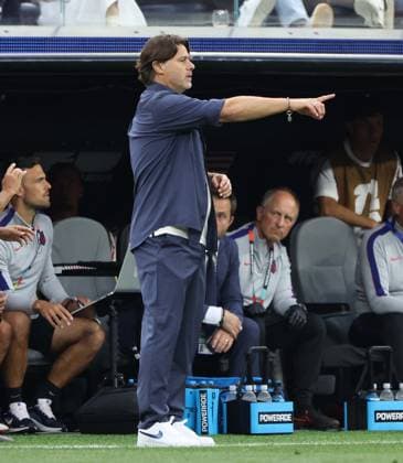 . - United States v Paraguay, FIFA World Cup, WM, Weltmeisterschaft, Fussball 2026, Group D, SoFi Stadium, Los Angeles Stadium, Los Angeles, USA, 12th June 2026. DC Photos Crystal Pix Mauricio Pochettino manager of United States men s national soccer team points out instructions to his players against Paraguay. - United States v Paraguay, FiFA World Cup 2026, Group D, SoFi Stadium, Los Angeles Stadium, Los Angeles, USA, 12th June 2026. DC Photos Crystal Pix Los Angeles Los Angeles Stadium United States Of America Copyright: xDCxPhotosx CP_United_States_Paraguay_120626_DC_23