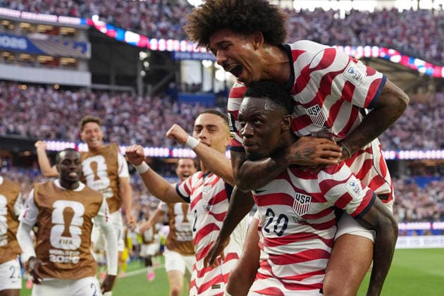 Folarin Balogun (down) of the United States celebrates a goal with his teammates this Friday, in a Group D match of the 2026 FIFA World Cup, WM, Weltmeisterschaft, Fussball between the United States and Paraguay at SoFi Stadium in Los Angeless, United States,12 June 2026. Fifa World Cup 2026 - Group D - USA - Paraguay !ACHTUNG: NUR REDAKTIONELLE NUTZUNG!  Copyright: xOmarxAlonsox GR6050 20260613-55020581821_1