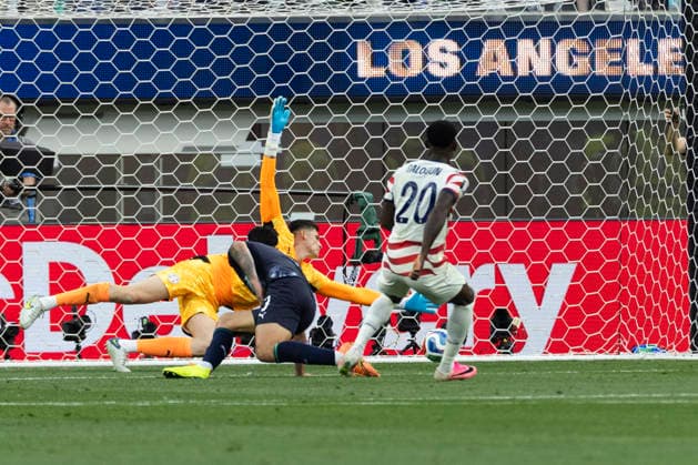 June 12, 2026, Los Angeles, California, USA: United States Folarin Balogun (20) scores against Paraguay goalkeeper Orlando Gill (12) during the FIFA World Cup, WM, Weltmeisterschaft, Fussball Group D soccer match at SoFi Stadium in Inglewood, Calif., Friday, June 12, 2026. Los Angeles USA - ZUMAc68_ 20260612_zaf_c68_030 Copyright: xRingoxChiux