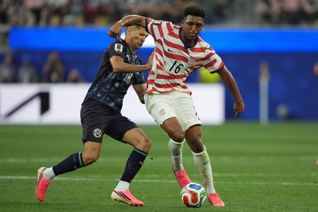 FIFA World Cup, WM, Weltmeisterschaft, Fussball 2026 - Group D - USA vs Paraguay Alex Freeman of USA (L) in action against Alex Arce of Paraguay (R) during the FIFA World Cup 2026 group stage match USA against Paraguay, in Los Angeles, California, USA, 12 June 2026. LOS ANGELES United States  Copyright: xSCOTTxSTRAZZANTEx