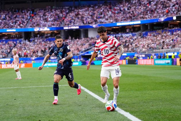 USA v Paraguay: Group D - FIFA World Cup, WM, Weltmeisterschaft, Fussball 2026 Christian Pulisic of USA runs with the ball during the FIFA World Cup 2026 Group D match between USA and Paraguay at Los Angeles Stadium on June 12, 2026 in Los Angeles, California. Los Angeles California United States  Copyright: xJosexBretonx originalFilename:bretonhernandez-usavpara260612_npsDl.jpg