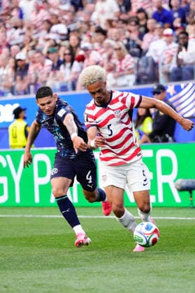 USA v Paraguay: Group D - FIFA World Cup, WM, Weltmeisterschaft, Fussball 2026 Antonee Robinson of USA and Juan Jose Caceres of Paraguay compete for the ball during the FIFA World Cup 2026 Group D match between USA and Paraguay at Los Angeles Stadium on June 12, 2026 in Los Angeles, California. Los Angeles California United States  Copyright: xJosexBretonx originalFilename:bretonhernandez-usavpara260612_npsVe.jpg
