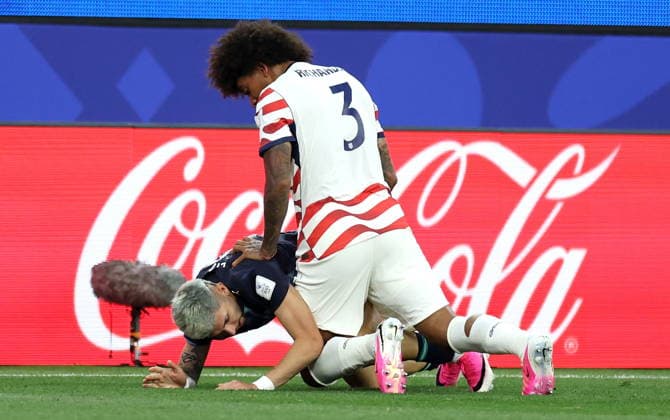 FIFA World Cup, WM, Weltmeisterschaft, Fussball 2026 - Group D - USA vs Paraguay Chris Richards (top) of USA in action against Julio Enciso of Paraguay during the FIFA World Cup 2026 group stage match USA against Paraguay, in Los Angeles, California, USA, 12 June 2026. LOS ANGELES United States  Copyright: xCHRISxTORRESx