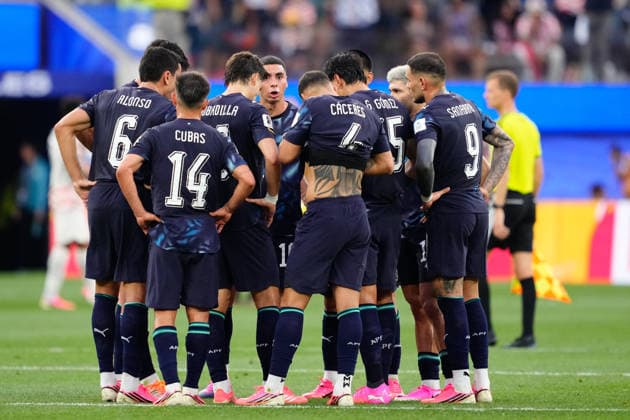 USA v Paraguay - FIFA World Cup, WM, Weltmeisterschaft, Fussball 2026 - Group D LOS ANGELES, USA - JUNE 12: Miguel Almiron (10) of Paraguay talks to the teamduring the 2026 FIFA World Cup First Stage Group D match between USA and Paraguay at SoFi Stadium (Los Angeles Stadium) in Los Angeles, California, United States on June 12, 2026. Jose Hernandez Anadolu California United States. Editorial use only. Please get in touch for any other usage.  Copyright: x2026xAnadoluxJosexHernandezx