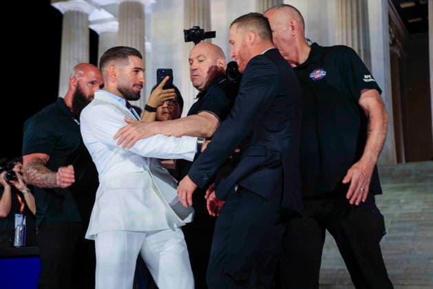 UFC Freedom 250 press conference, PK, Pressekonferenz UFC President and CEO Dana White (C) separates UFC lightweight Ilia Topuria (2-L) and UFC Lightweight Justin Gaethje (2-R) during the UFC Freedom 250 press conference at the Lincoln Memorial in Washington, DC, USA, 12 June 2026. The UFC Freedom 250 will take place on the South Lawn of the White House on 14 June 2026. WASHINGTON DISTRICT OF COLUMBIA United States  Copyright: xSHAWNxTHEWx xPOOLx