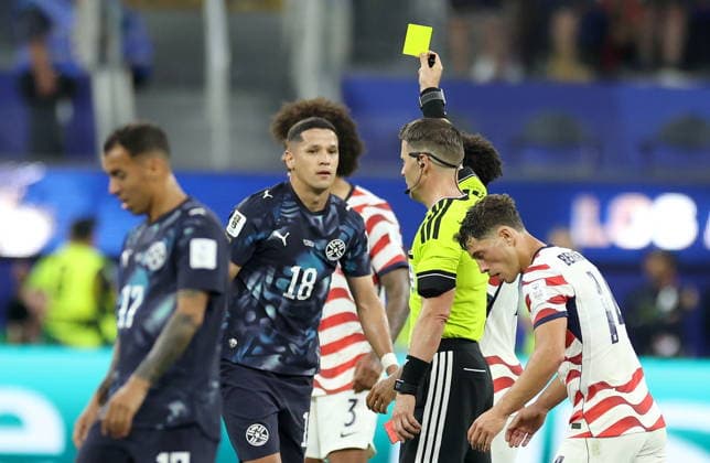 FIFA World Cup, WM, Weltmeisterschaft, Fussball 2026 - Group D - USA vs Paraguay Alex Arce (C) of Paraguay is shown the yellow card by referee Danny Desmond Makkelie during the FIFA World Cup 2026 group stage match USA against Paraguay, in Los Angeles, California, USA, 12 June 2026. LOS ANGELES United States  Copyright: xCHRISxTORRESx