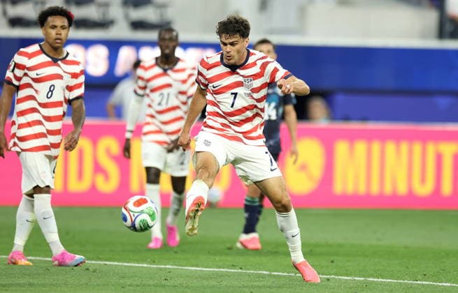 FIFA World Cup, WM, Weltmeisterschaft, Fussball 2026 - Group D - USA vs Paraguay Giovanni Reyna of USA scores his team s 4th goal during the FIFA World Cup 2026 group stage match USA against Paraguay, in Los Angeles, California, USA, 12 June 2026. LOS ANGELES United States  Copyright: xCHRISxTORRESx