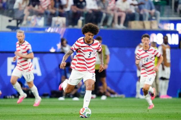 USA v Paraguay: Group D - FIFA World Cup, WM, Weltmeisterschaft, Fussball 2026 Chris Richards of USA plays the ball during the FIFA World Cup 2026 Group D match between USA and Paraguay at Los Angeles Stadium on June 12, 2026 in Los Angeles, California. Los Angeles California United States  Copyright: xJosexBretonx originalFilename:bretonhernandez-usavpara260612_np7Yx.jpg