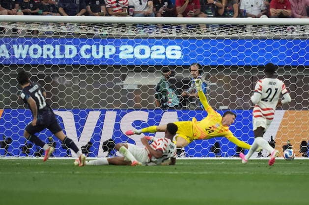 FIFA World Cup, WM, Weltmeisterschaft, Fussball 2026 - Group D - USA vs Paraguay Mauricio of Paraguay (L) scores the 3-1 goal against goalkeeper Matt Freese of USA (2-R) during the FIFA World Cup 2026 group stage match USA against Paraguay, in Los Angeles, California, USA, 12 June 2026. LOS ANGELES United States  Copyright: xSCOTTxSTRAZZANTEx