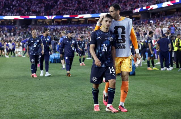 FIFA World Cup, WM, Weltmeisterschaft, Fussball 2026 - Group D - USA vs Paraguay Andres Cubas (L) of Paraguay and teammates leave the pitch after the FIFA World Cup 2026 group stage match USA against Paraguay, in Los Angeles, California, USA, 12 June 2026. USA won 4-1. LOS ANGELES United States  Copyright: xCHRISxTORRESx