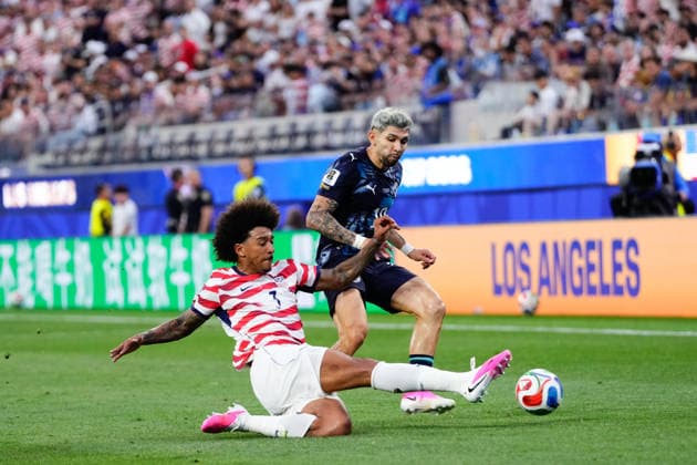 June 12, 2026, Los Angeles, California, United States: Julio Enciso of Paraguay and Chris Richards of USA compete for the ball during the FIFA World Cup, WM, Weltmeisterschaft, Fussball 2026 Group D match between USA and Paraguay at Los Angeles Stadium on June 12, 2026 in Los Angeles, California. Los Angeles United States - ZUMAa181 20260612_zaa_a181_042 Copyright: xJosexBretonx