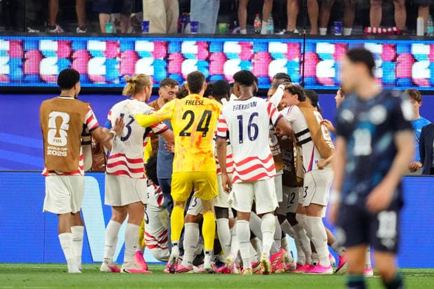 USA v Paraguay: Group D - FIFA World Cup, WM, Weltmeisterschaft, Fussball 2026 Giovanni Reyna of USA celebrates a goal with teammates during the FIFA World Cup 2026 Group D match between USA and Paraguay at Los Angeles Stadium on June 12, 2026 in Los Angeles, California. Los Angeles California United States  Copyright: xJosexBretonx originalFilename:bretonhernandez-usavpara260612_npZqv.jpg