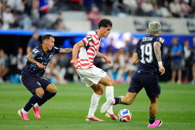 USA v Paraguay: Group D - FIFA World Cup, WM, Weltmeisterschaft, Fussball 2026 Giovanni Reyna of USA plays the ball during the FIFA World Cup 2026 Group D match between USA and Paraguay at Los Angeles Stadium on June 12, 2026 in Los Angeles, California. Los Angeles California United States  Copyright: xJosexBretonx originalFilename:bretonhernandez-usavpara260612_np4xg.jpg