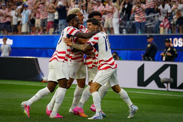 USA Soccer FIFA World Cup 2026 Group D USA vs Paraguay SoFi Stadium Los Angeles, California Goal and goal celebration for 1-0 through Damian Bobadillas own goal Damian Bobadilla Paraguay, 16 Joy, emotion, celebration Weston McKennie USA, 8 Christian Pulisic USA, 10 Folarin Balogun USA, 20 Antonee Robinson USA, 5 Copyright: xJOERANxSTEINSIEKx