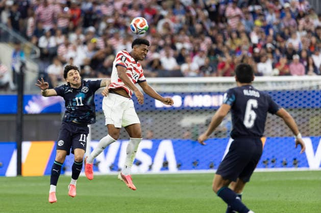 June 12, 2026, Los Angeles, California, USA: United States Alex Freeman (16) and Paraguay Mauricio (11) vie for the ball during the FIFA World Cup, WM, Weltmeisterschaft, Fussball Group D soccer match at SoFi Stadium in Inglewood, Calif., Friday, June 12, 2026. Los Angeles USA - ZUMAc68_ 20260612_zaf_c68_034 Copyright: xRingoxChiux