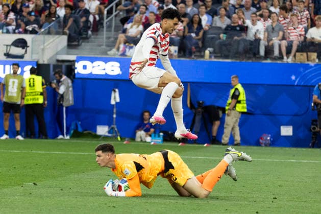 June 12, 2026, Los Angeles, California, USA: United States Ricardo Pepi (9) leaps over Paraguay goalkeeper Orlando Gill (12) during the FIFA World Cup, WM, Weltmeisterschaft, Fussball Group D soccer match at SoFi Stadium in Inglewood, Calif., Friday, June 12, 2026. Los Angeles USA - ZUMAc68_ 20260612_zaf_c68_037 Copyright: xRingoxChiux