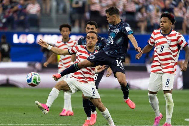 June 12, 2026, Los Angeles, California, USA: Paraguay Andres Cubas (14) and United States SergioÂ±o Dest (2) vie for the ball during the FIFA World Cup, WM, Weltmeisterschaft, Fussball Group D soccer match at SoFi Stadium in Inglewood, Calif., Friday, June 12, 2026. World Cup 2026: United States 4-1 Paraguay  - ZUMAc68_ 20260612_zaf_c68_050 Copyright: xRingoxChiux