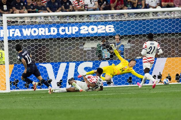 June 12, 2026, Los Angeles, California, USA: Paraguay Mauricio (11) scores against United States goalkeeper Matt Freese (24) during the FIFA World Cup, WM, Weltmeisterschaft, Fussball Group D soccer match at SoFi Stadium in Inglewood, Calif., Friday, June 12, 2026. Los Angeles USA - ZUMAc68_ 20260612_zaf_c68_048 Copyright: xRingoxChiux