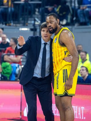 Berlins coach Pedro CALLES and Berlins 13 ROBERTS Basketball, Bayern Berlin 102 94 Bundesliga, FC Bayern Basketball Alba Berlin, playoff final, 1 game, 2025 2026 season, 12 06 2026, in Munich, S A P G A R D E N, Germany Source Copyright Credit Oryk HAIST xBASKETBALL-BAYERN-BERLINx