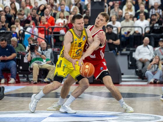 Berlins 15 HERMANNSSON vs Bayerns 21 Justus HOLLATZ Basketball, Bayern Berlin 102 94 Bundesliga, FC Bayern Basketball Alba Berlin, Playoff Final, 1 Game, Season 2025 2026, 12 06 2026, in Munich, S A P G A R D E N, Germany Source Copyright Credit Oryk HAIST xBASKETBALL-BAYERN-BERLINx