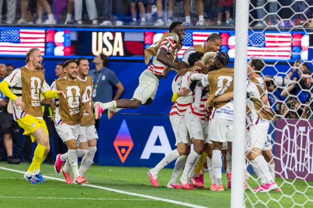 June 12, 2026, Los Angeles, California, USA: United States celebrate after scoring against the Paraguay during the FIFA World Cup, WM, Weltmeisterschaft, Fussball Group D soccer match at SoFi Stadium in Inglewood, Calif., Friday, June 12, 2026. Los Angeles USA - ZUMAc68_ 20260612_zaf_c68_057 Copyright: xRingoxChiux