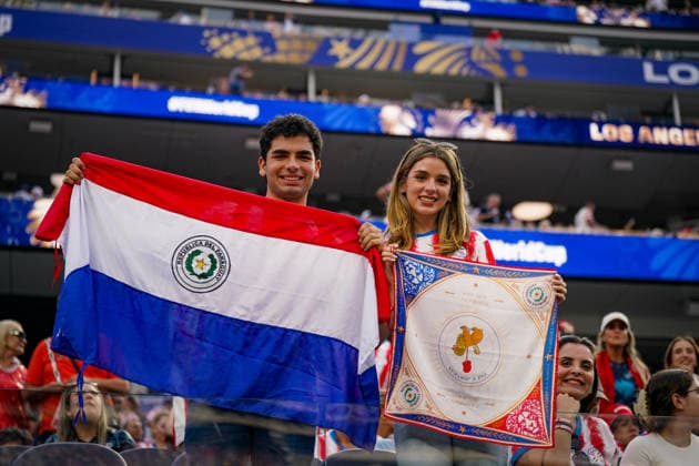 USA: Fussball FIFA World Cup, WM, Weltmeisterschaft, Fussball 2026 Gruppe D USA vs Paraguay SoFi Stadium (Los Angeles, Kalifornien): Paraguay-Fans auf der Tribüne, Zuschauer, Supporter, Anhänger, Paraguay-Flagge, Nationalfarben Rot-Weiß-Blau, Fanartikel, Fanschal, Trikot, Jubel, Emotionen, Begeisterung, Stimmung, Publikum, Fankultur, Fußballfest, WM-Atmosphäre, Sportgroßereignis, Zuschauerbereich, Event, Nationalmannschaft Paraguay, VamosParaguay, Menschenmenge, Symbolfoto. *** USA Soccer FIFA World Cup 2026 Group D USA vs Paraguay SoFi Stadium Los Angeles, California Paraguay fans in the stands, spectators, supporters, followers, Paraguay flag, national colors red white blue, fan merchandise, fan scarf, jersey, cheering, emotions, enthusiasm, mood, audience, fan culture, soccer festival, World Cup atmosphere, major sporting event, spectator area, event, Paraguay national team, VamosParaguay, crowd, symbolic photo Copyright: xJOERANxSTEINSIEKx