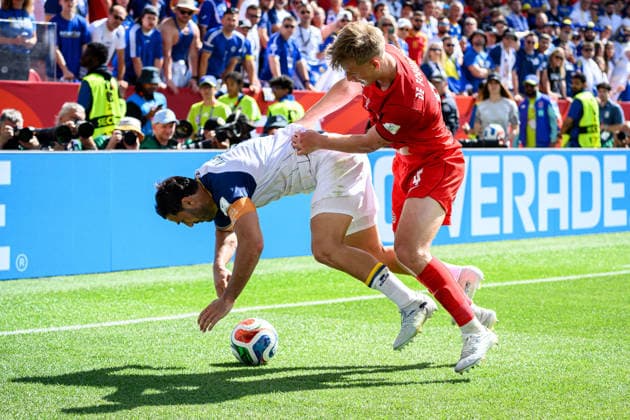 June 12, 2026, Toronto, Ontario, Canada: Toronto, Ontario, Canada Ã¢â‚¬ June 12, 2026: Bosnia and Herzegovina s SEAD KOLASINAC (5) battles for possession with CanadaÃ¢â‚¬â ¢s LUC DE FOUGEROLLES (4) during the FIFA World Cup, WM, Weltmeisterschaft, Fussball 2026 Group B match at Toronto Stadium. Toronto Canada - ZUMAr228 20260612_znp_r228_047 Copyright: xVasiliyxRyabykhx