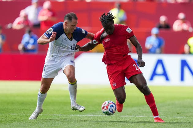 June 12, 2026, Toronto, Ciudad de Mexico, Canada: Promise DAVID 24 of Canada and Nikola KATIC 18 of Bosnia and Herzegovina battle for the ball during the 2026 FIFA World Cup, WM, Weltmeisterschaft, Fussball Group B match between Canada and Bosnia and Herzegovina at Toronto Stadium. on June 12, 2026 in Toronto, Canada. Toronto Canada - ZUMAe321 20260612_zsa_e321_104 Copyright: xLeonardoxRamirezx