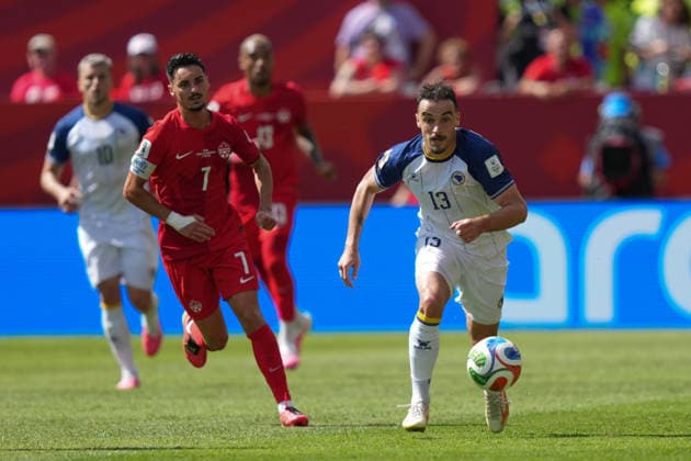 June 12, 2026, Toronto, Ciudad de Mexico, Canada: Ivan BASIC 13 of Bosnia and Herzegovina drives the ball forward during the 2026 FIFA World Cup, WM, Weltmeisterschaft, Fussball Group B match between Canada and Bosnia and Herzegovina at Toronto Stadium. on June 12, 2026 in Toronto, Canada. Toronto Canada - ZUMAe321 20260612_zsa_e321_111 Copyright: xLeonardoxRamirezx