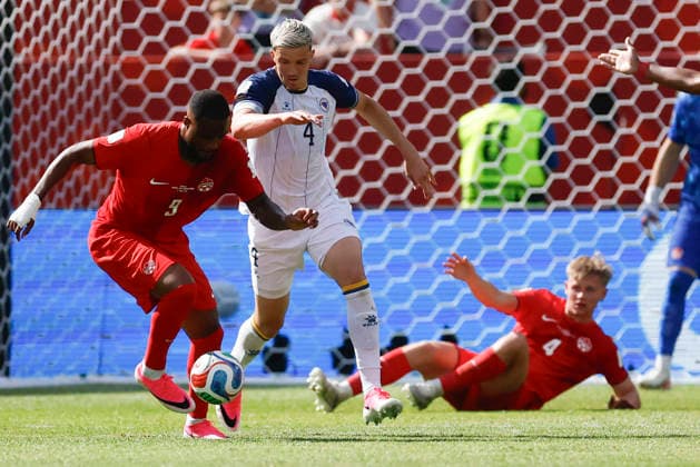 Cyle Larin L of Canada vies for the ball with Tarik Muharemovic of Bosnia and Herzegovina in a Group B match of the 2026 FIFA World Cup, WM, Weltmeisterschaft, Fussball between Canada and Bosnia and Herzegovina at BMO Field in Toronto,Canada, 12 June 2026. Fifa World Cup 2026 - Group B - Canada vs Bosnia and Herzegovina ACHTUNG: NUR REDAKTIONELLE NUTZUNG  Copyright: xBienvenidoxVelascox GR5230 20260612-55020581142_1 Fifa World Cup 2026 - Group B - Canada vs Bosnia and Herzegovina !ACHTUNG: NUR REDAKTIONELLE NUTZUNG!  Copyright: xIMAGO BienvenidoxVelascox imago images 0859026978 0859026978st