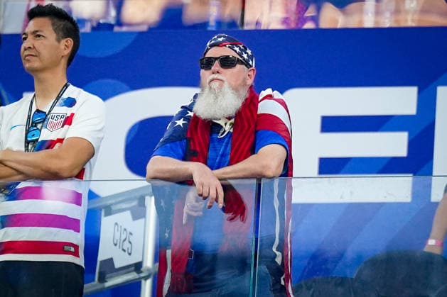 USA: Fussball FIFA World Cup, WM, Weltmeisterschaft, Fussball 2026 Gruppe D USA vs Paraguay SoFi Stadium (Los Angeles, Kalifornien): US-Fans auf der Tribüne, Zuschauer, Supporter, Anhänger, Stars and Stripes, US-Flaggen, Nationalfarben Rot-Weiß-Blau, Fanbekleidung, Patriotismus, Stimmung, Emotionen, Begeisterung, Publikum, Fankultur, Fußballfest, WM-Atmosphäre, Sportgroßereignis, SoFi Stadium, Los Angeles, Menschenmenge, Event, Unterhaltung, Symbolfoto. *** USA Soccer FIFA World Cup 2026 Group D USA vs Paraguay SoFi Stadium Los Angeles, California US fans in the stands, spectators, supporters, followers, stars and stripes, US flags, national colors red white blue, fan clothing, patriotism, mood, emotions, enthusiasm, audience, fan culture, soccer festival, World Cup atmosphere, major sporting event, SoFi Stadium, Los Angeles, crowd, event, entertainment, symbolic photo Copyright: xJOERANxSTEINSIEKx