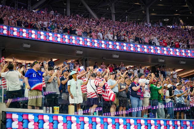 USA: Fussball FIFA World Cup, WM, Weltmeisterschaft, Fussball 2026 Gruppe D USA vs Paraguay SoFi Stadium (Los Angeles, Kalifornien): US-Fans auf der Tribüne, Zuschauer, Supporter, Anhänger, Stars and Stripes, US-Flaggen, Nationalfarben Rot-Weiß-Blau, Fanbekleidung, Patriotismus, Stimmung, Emotionen, Begeisterung, Publikum, Fankultur, Fußballfest, WM-Atmosphäre, Sportgroßereignis, SoFi Stadium, Los Angeles, Menschenmenge, Event, Unterhaltung, Symbolfoto. *** USA Soccer FIFA World Cup 2026 Group D USA vs Paraguay SoFi Stadium Los Angeles, California US fans in the stands, spectators, supporters, followers, stars and stripes, US flags, national colors red white blue, fan clothing, patriotism, mood, emotions, enthusiasm, audience, fan culture, soccer festival, World Cup atmosphere, major sporting event, SoFi Stadium, Los Angeles, crowd, event, entertainment, symbolic photo Copyright: xJOERANxSTEINSIEKx
