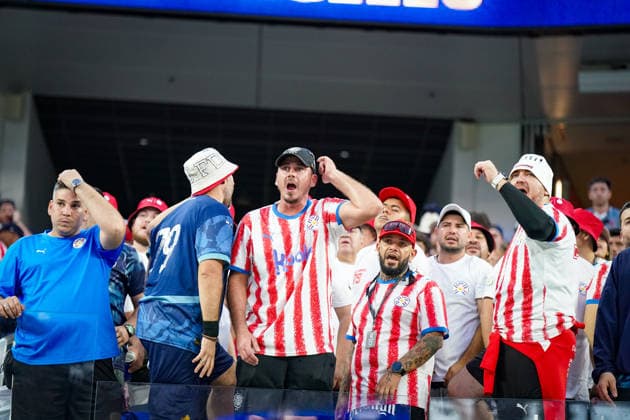 USA: Fussball FIFA World Cup, WM, Weltmeisterschaft, Fussball 2026 Gruppe D USA vs Paraguay SoFi Stadium (Los Angeles, Kalifornien): Paraguay-Fans auf der Tribüne, Zuschauer, Supporter, Anhänger, Trikots der paraguayischen Nationalmannschaft, Nationalfarben Rot-Weiß-Blau, Fanbekleidung, Spannung, Emotionen, Nervosität, Spielbeobachtung, Smartphone, Publikum, Fankultur, WM-Atmosphäre, Fußballfest, Sportgroßereignis, SoFi Stadium, Los Angeles, Menschenmenge, Event, Zuschauerbereich, Symbolfoto. *** USA Soccer FIFA World Cup 2026 Group D USA vs Paraguay SoFi Stadium Los Angeles, California Paraguay fans in the stands, spectators, supporters, supporters, Paraguay national team jerseys, national colors red white blue, fan clothing, tension, emotions, nervousness, game observation, smartphone, audience, fan culture, World Cup atmosphere, soccer festival, major sporting event, SoFi Stadium, Los Angeles, crowd, event, spectator area, symbolic photo Copyright: xJOERANxSTEINSIEKx