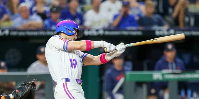 JUNE 12, 2026: Kansas City Royals infielder Michael Massey (19) hits a single in the 8th inning against the Houston Astros at Kauffman Stadium in Kansas City, MO. CSM Kansas City United States - ZUMAc04_ 20260613_zma_c04_052 Copyright: xRomanxPunox