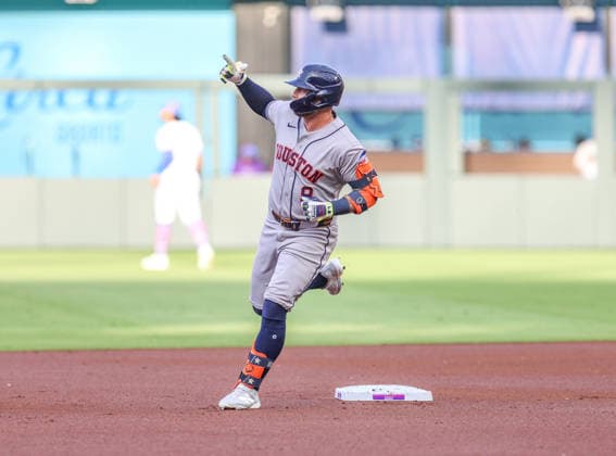 JUNE 12, 2026: Houston Astros first baseman Christian Walker (8) points toward the bullpen after hitting a home run in the 1st inning against the Kansas City Royals at Kauffman Stadium in Kansas City, MO. CSM Kansas City United States - ZUMAc04_ 20260613_zma_c04_071 Copyright: xRomanxPunox