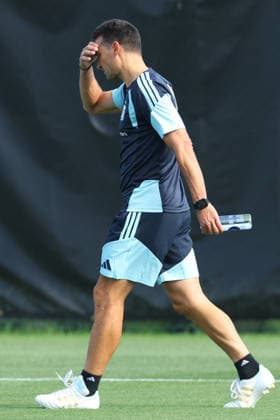 Argentina™s head coach Lionel Scaloni looks on during a training session during the 2026 FIFA World Cup football tournament at Sporting KC Training Centre in Kansas City on June 12, 2026 ¨ Photo by Alejandro PAGNI PHOTOxPHOTO KANSAS CITY UNITED STATES Copyright: xALEJANDROxPAGNIx