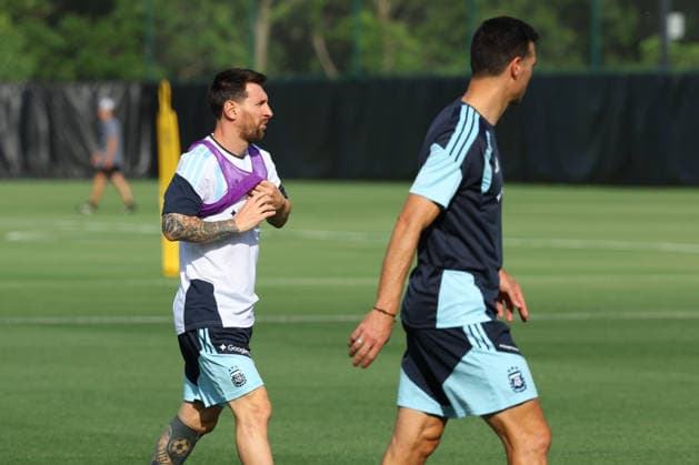 Argentina s forward Lionel Messi L looks on next the head coach Lionel Scaloni during a training session during the 2026 FIFA World Cup soccer tournament at Sporting KC Training Centre in Kansas City on June 12, 2026 ¨ Photo by Alejandro PAGNI PHOTOxPHOTO KANSAS CITY UNITED STATES Copyright: xALEJANDROxPAGNIx