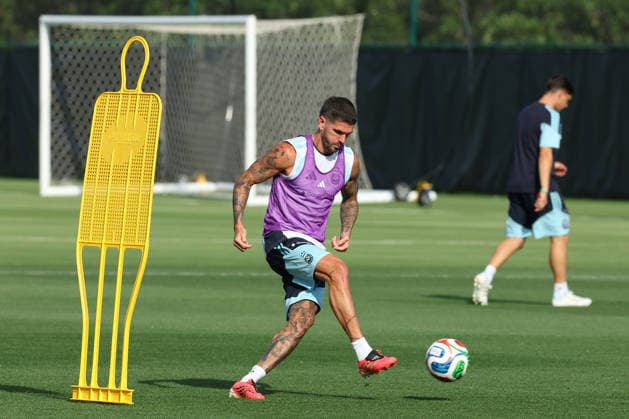 Argentina s midfielder Rodrigo De Paul controls the ball during a training session during the 2026 FIFA World Cup football tournament at Sporting KC Training Centre in Kansas City on June 12, 2026 ¨ Photo by Alejandro PAGNI PHOTOxPHOTO KANSAS CITY UNITED STATES Copyright: xALEJANDROxPAGNIx
