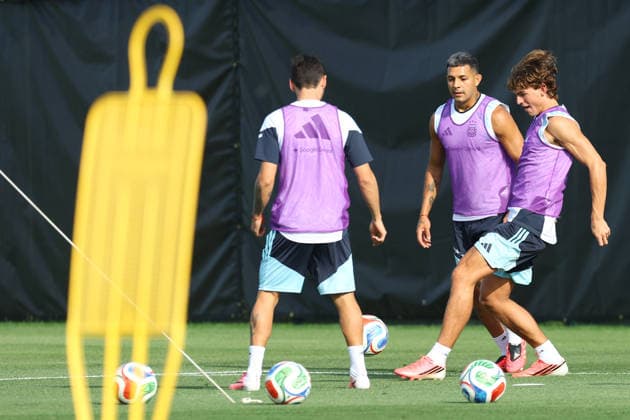 Argentina s forward Nicolas Paz R and Argentina s defender Facundo Medina take part in a training session during the 2026 FIFA World Cup football tournament at Sporting KC Training Centre in Kansas City on June 12, 2026 ¨ Photo by Alejandro PAGNI PHOTOxPHOTO KANSAS CITY UNITED STATES Copyright: xALEJANDROxPAGNIx