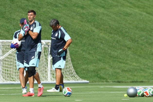 Argentina™s goalkeeper Emiliano Martinez L takes part in a training session during the 2026 FIFA World Cup football tournament at Sporting KC Training Centre in Kansas City on June 12, 2026 ¨ Photo by Alejandro PAGNI PHOTOxPHOTO KANSAS CITY UNITED STATES Copyright: xALEJANDROxPAGNIx