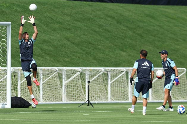 Argentina™s goalkeeper Emiliano Martinez L takes part in a training session during the 2026 FIFA World Cup football tournament at Sporting KC Training Centre in Kansas City on June 12, 2026 ¨ Photo by Alejandro PAGNI PHOTOxPHOTO KANSAS CITY UNITED STATES Copyright: xALEJANDROxPAGNIx