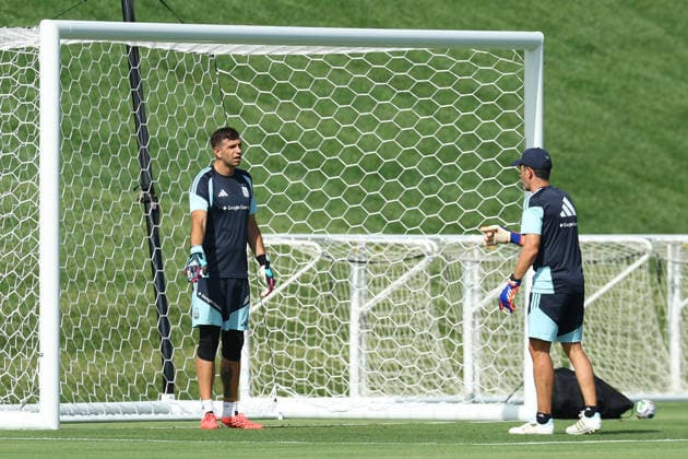 Argentina™s goalkeeper Emiliano Martinez L chats with goalkeepers coach Martin Tocalli during a training session during the 2026 FIFA World Cup football tournament at Sporting KC Training Centre in Kansas City on June 12, 2026 ¨ Photo by Alejandro PAGNI PHOTOxPHOTO KANSAS CITY UNITED STATES Copyright: xALEJANDROxPAGNIx