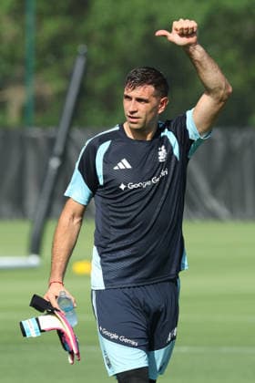 Argentina™s goalkeeper Emiliano Martinez gestures during a training session during the 2026 FIFA World Cup football tournament at Sporting KC Training Centre in Kansas City on June 12, 2026 ¨ Photo by Alejandro PAGNI PHOTOxPHOTO KANSAS CITY UNITED STATES Copyright: xALEJANDROxPAGNIx