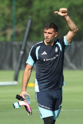 Argentina™s goalkeeper Emiliano Martinez gestures during a training session during the 2026 FIFA World Cup football tournament at Sporting KC Training Centre in Kansas City on June 12, 2026 ¨ Photo by Alejandro PAGNI PHOTOxPHOTO KANSAS CITY UNITED STATES Copyright: xALEJANDROxPAGNIx