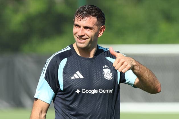 Argentina™s goalkeeper Emiliano Martinez gestures during a training session during the 2026 FIFA World Cup, WM, Weltmeisterschaft, Fussball football tournament at Sporting KC Training Centre in Kansas City on June 12, 2026. ¨(Photo by Alejandro PAGNI PHOTOxPHOTO) KANSAS CITY UNITED STATES *** Argentina™s goalkeeper Emiliano Martinez gestures during a training session during the 2026 FIFA World Cup football tournament at Sporting KC Training Centre in Kansas City on June 12, 2026 ¨ Photo by Alejandro PAGNI PHOTOxPHOTO KANSAS CITY UNITED STATES Copyright: xALEJANDROxPAGNIx