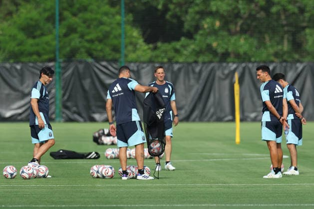 Argentina™s head coach Lionel Scaloni 2nd R and his assistants Pablo Aimar R , Fabian Ayala L and Matias Mana C and Walter Samuel 2nd L take part in a training session during the 2026 FIFA World Cup football tournament at Sporting KC Training Centre in Kansas City on June 12, 2026 ¨ Photo by Alejandro PAGNI PHOTOxPHOTO KANSAS CITY UNITED STATES Copyright: xALEJANDROxPAGNIx